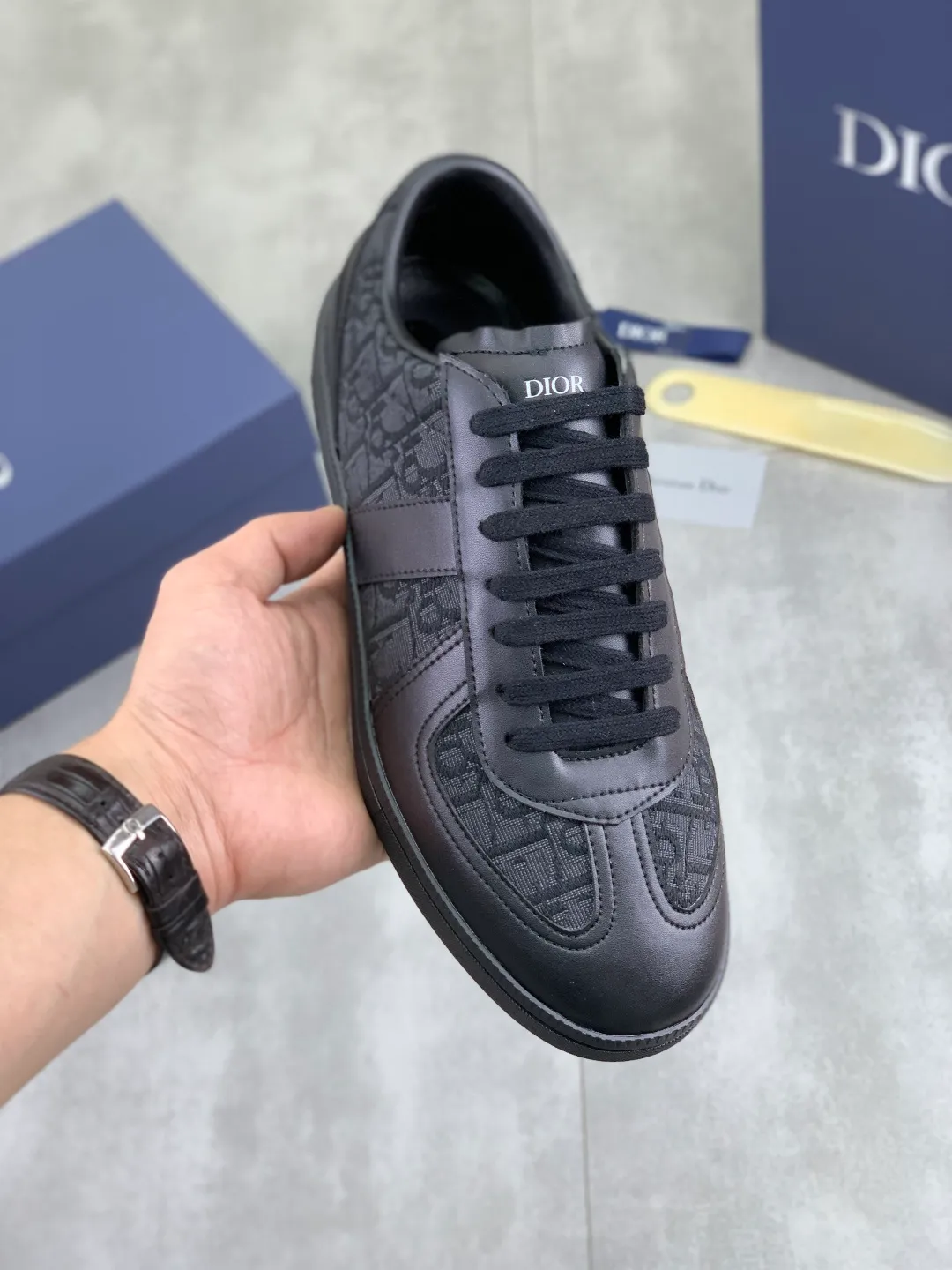 Men's shoes 💰P360 New Dior B01 moral training shoes, white first-layer cowhide, original molded outsole. New to the fall collection, this sneaker marks the return of a Dior classic, reinterpreted in a stylish and elegant silhouette. Crafted from white smooth first-grain cowhide with a tonal silk sheepskin lining, it features the Dior logo on the tongue and inner sides, and a CD icon on the heel. Paired with Tpu anti-slip soles of the same color, it can be matched with various styles to create a sophisticated look.  Code number: 38-44